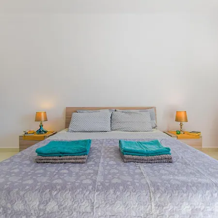 Spacious Brand New 3 Bdr 2bth Bugibba Apartment *