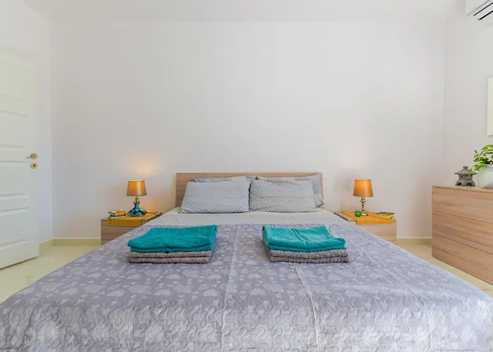 Spacious Brand New 3 Bdr 2bth Bugibba Apartment *